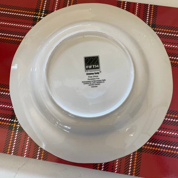222 FIFTH Christmas Scotty Argyle 11” Round Porcelain Dinner Plate FLAWLESS! - Picture 2 of 4